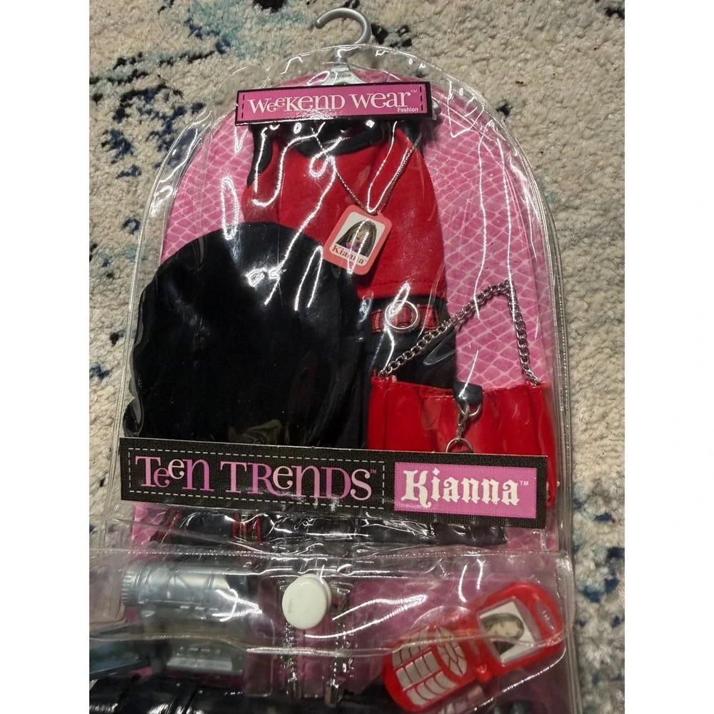 Mattel Teen Trends Kianna Weekend Wear Fashion Pack 2005 Red Black Y2K H8107 NEW - Picture 2 of 5